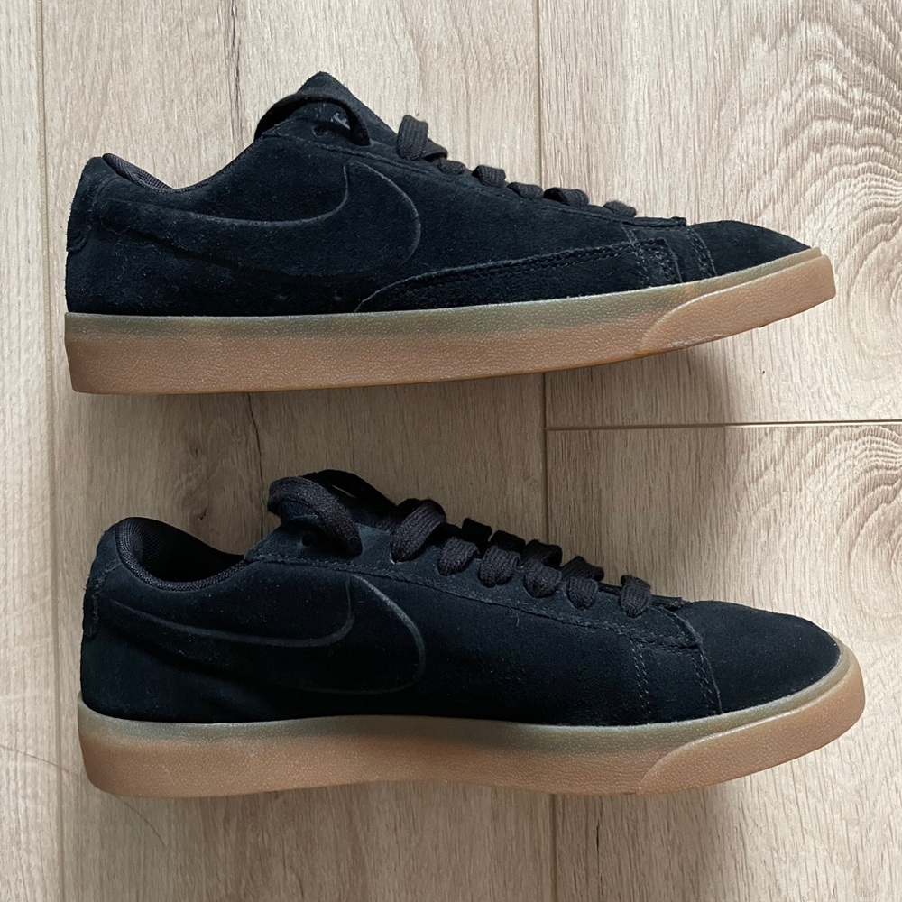 Nike Women’s Black Sneakers - Picture 7 of 10